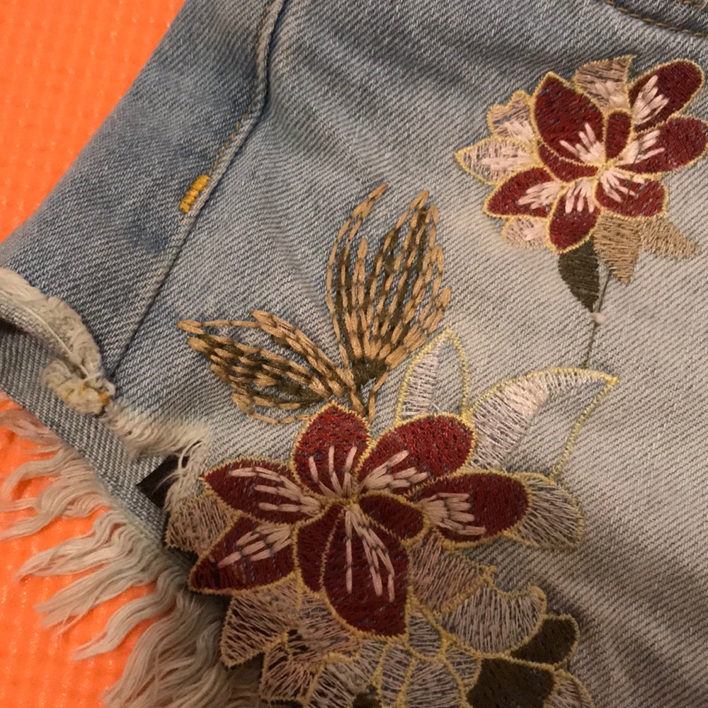 Shorts - Picture 3 of 4
